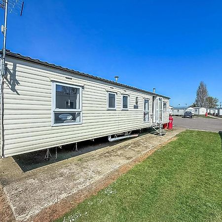 10 Berth Caravan For Hire At Seawick Holiday Park In Essex Ref 27102Sw Clacton-on-Sea Exterior photo