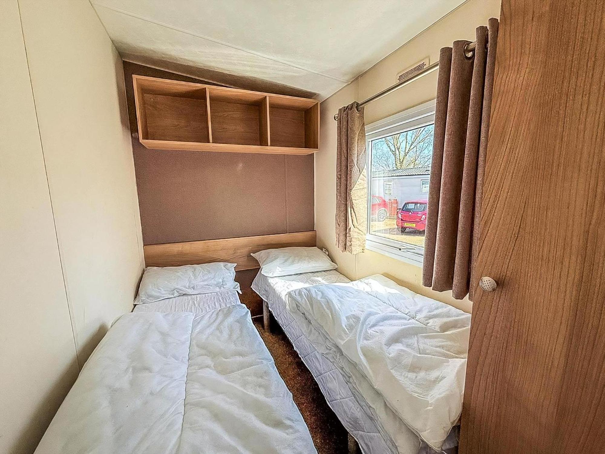 10 Berth Caravan For Hire At Seawick Holiday Park In Essex Ref 27102Sw Clacton-on-Sea Exterior photo