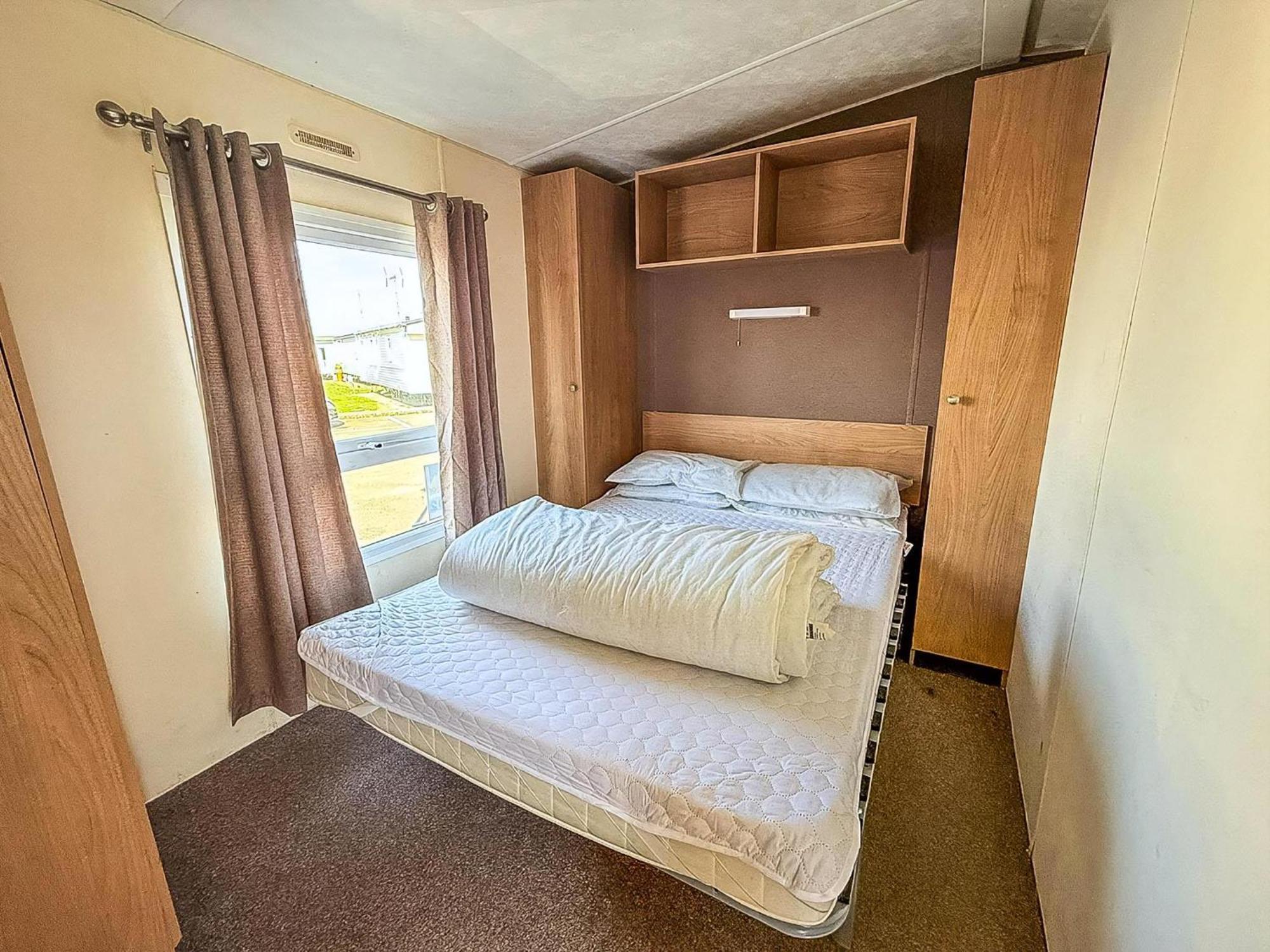 10 Berth Caravan For Hire At Seawick Holiday Park In Essex Ref 27102Sw Clacton-on-Sea Exterior photo