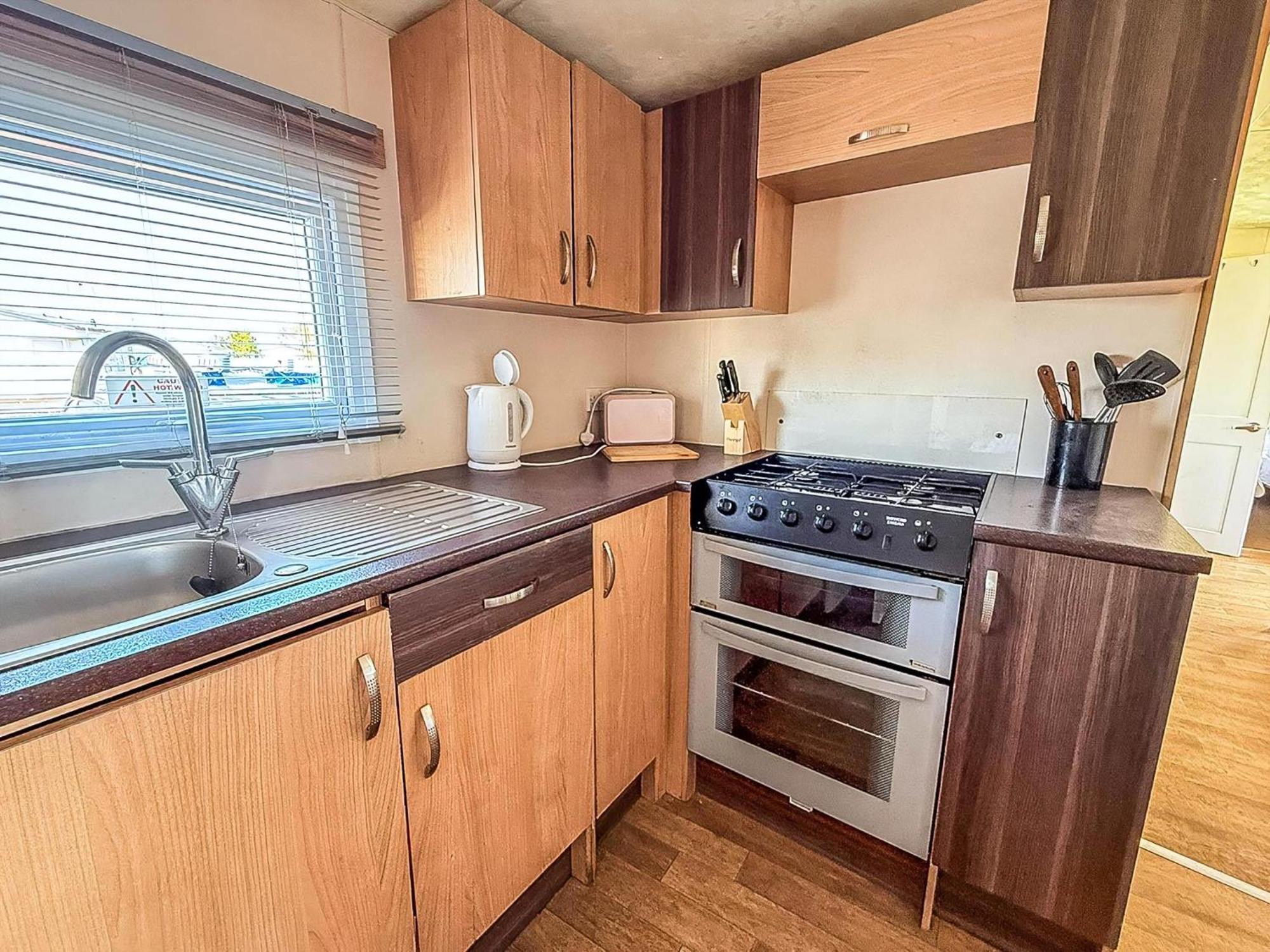 10 Berth Caravan For Hire At Seawick Holiday Park In Essex Ref 27102Sw Clacton-on-Sea Exterior photo