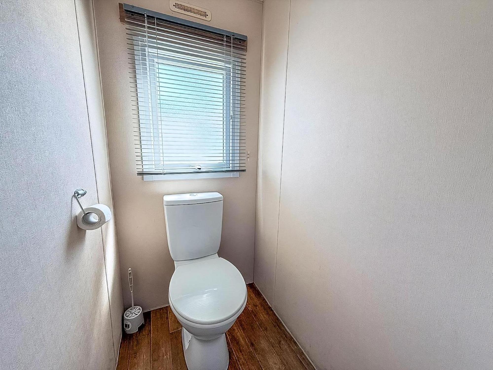 10 Berth Caravan For Hire At Seawick Holiday Park In Essex Ref 27102Sw Clacton-on-Sea Exterior photo