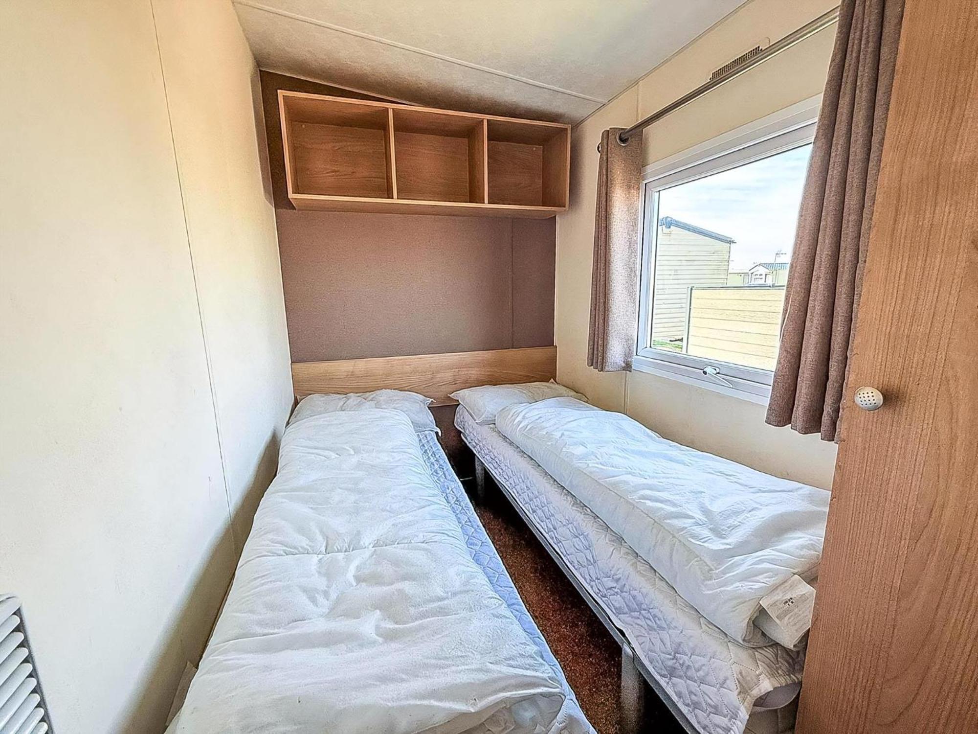 10 Berth Caravan For Hire At Seawick Holiday Park In Essex Ref 27102Sw Clacton-on-Sea Exterior photo
